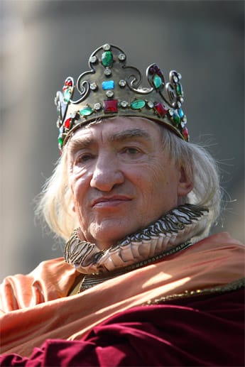 In der ARD-Märchenreihe "Acht auf einen Streich" spielte John 2009 die Rolle des König Gustav.