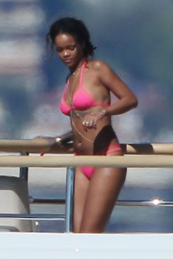 Rihanna präsentiert ihre heißen Kurven im pinkfarbenen Bikini.