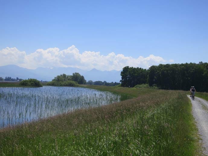 Die Radreise startet am Bodensee. Auf dem Foto ist das Rheindelta in der Ostschweiz zu sehen.