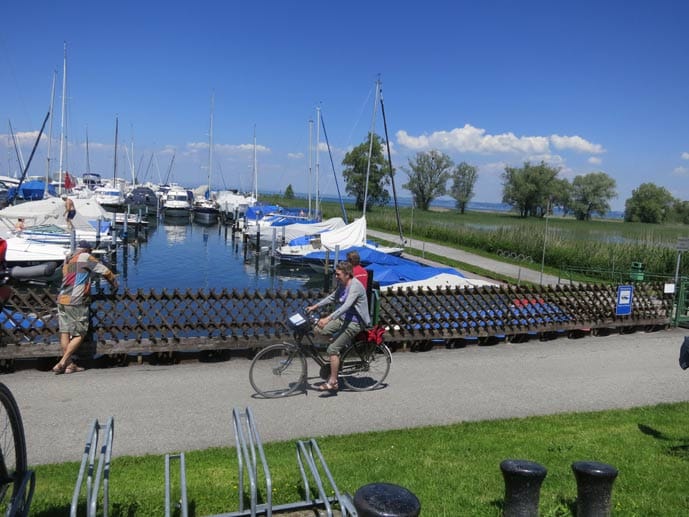 Noch immer in der Ostschweiz passieren diese Radler den Jachthafen bei Rorschach.