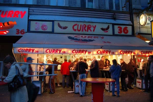 Die meisten berühmten Currywurst-Buden finden sich in Berlin. "Curry 36" gibt es in Kreuzberg und am Bahnhof Zoo. Mangels Sperrstunde haben die Imbisse bis fünf Uhr morgens geöffnet.