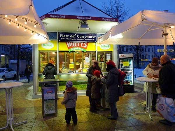 Witty’s am Berliner U-Bahnhof Wittenbergplatz liegt zentral gegenüber dem KaDeWe. Nach all dem Luxus steht vielen Besuchern der Sinn nach einer schlichten Currywurst. Witty’s wurde im Mai 2003 als angeblich erster Bio-Imbiss Deutschlands eröffnet.