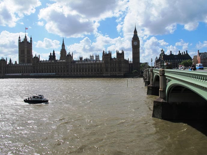 Doppeldeckerbusse, ein Fluss namens Themse und die St. Pauls Kathedrale - klingt nach der britischen Metropole London? Richtig, aber nicht nur.