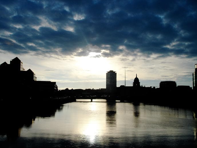 Selbst im Sommer kommt das Wetter im irischen Dublin oftmals grau und verregnet daher. Klimatisch besser...