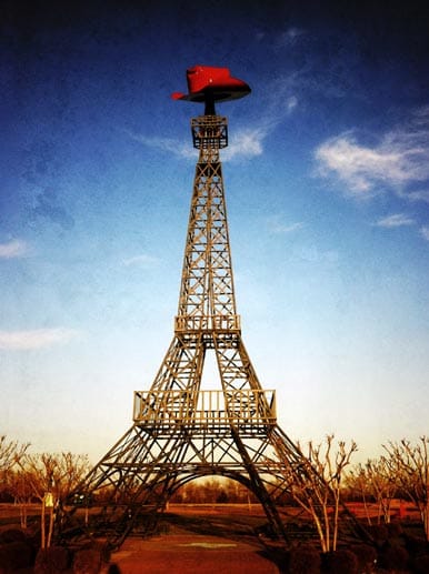 Paris im US-Bundesstaat Texas hat natürlich seine eigene Eiffelturm-Replika - passend zur Region mit Cowboyhut.