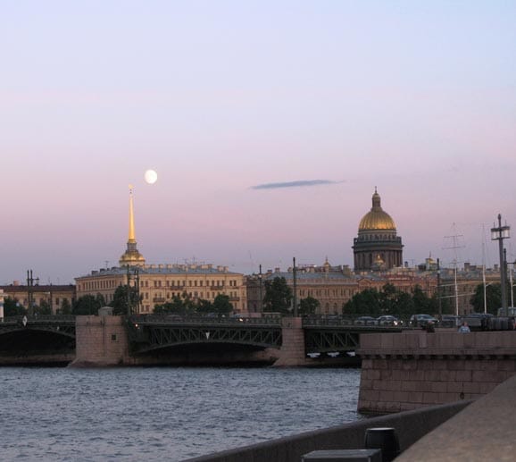 Gleiche Namen, gewaltige Unterschiede: St. Petersburg ist Russlands zweitgrößte Stadt mit Temperaturen von durchschnittlich minus zehn Grad im Winter.