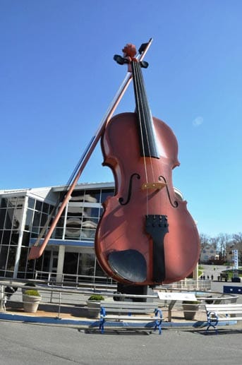 Dafür steht in Sydney in Kanada eine überdimensionale Violine, besser bekannt als "the largest ceilidh fiddle in the world". Ganze 18 Meter misst das Kunstwerk.