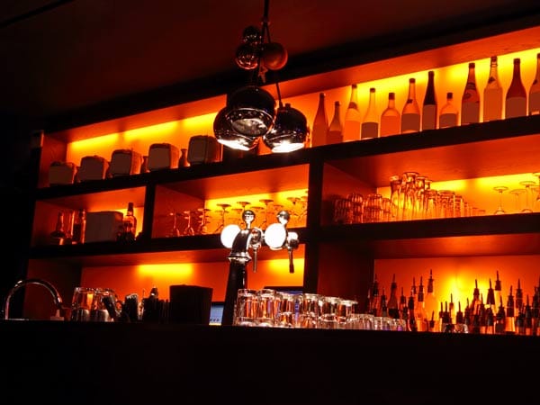 Viele der besten Bars in Deutschland liegen in Berlin, denn die Hauptstadt ist dank der internationalen Klientel auch die Kapitale der Barszene.
