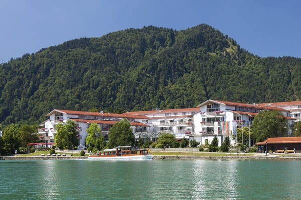 Traumkulisse: Das Seehotel Überfahrt liegt am Tegernsee. Ein großes Menü kostet hier 209 Euro.