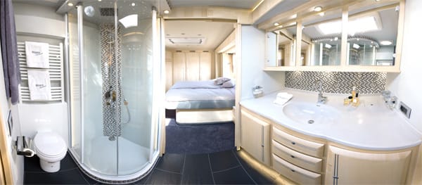 So luxuriös ist das Badezimmer im Volkner-Wohnmobil.