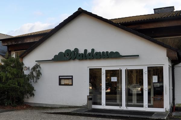 Hauswächter in leer stehendem Restaurant "Waldau"