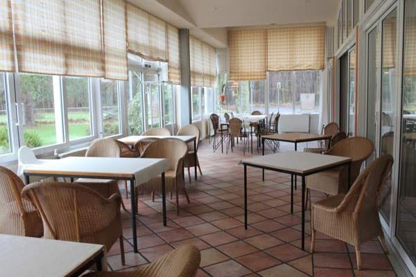 Hauswächter in leer stehendem Restaurant: Wintergarten