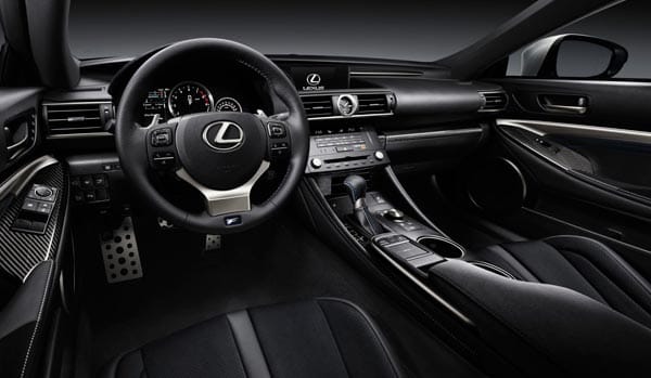 Der Innenraum des RC F zeigt sich im bekannten Lexus-Look.