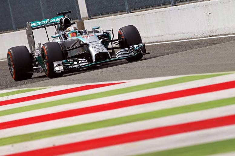 Im ersten freien Training zeigt Lewis Hamilton, dass er sich nicht geschlagen gibt, und fährt Bestzeit.