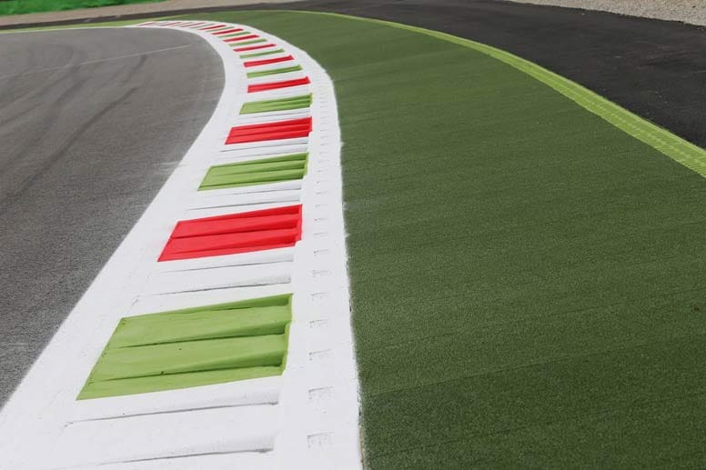 Die legendäre Parabolica-Kurve auf dem Autodromo Nazionale di Monza hat eine asphaltierte Auslaufzone bekommen. Dadurch enden Fehler nicht gleich im Kies, was meistens das Renn-Aus bedeutete. Auch das zog einen Fan-Aufschrei nach sich.