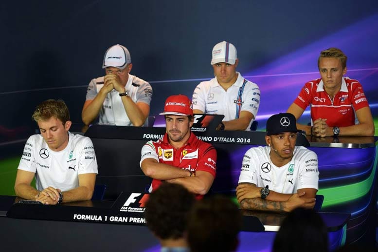 Auch wenn Ferrari-Star Fernando Alonso vorne in der Mitte sitzen darf, steht der WM-Kampf der beiden Mercedes-Piloten Nico Rosberg (vo.li.) und Lewis Hamilton (vo.re.) im Mittelpunkt des Interesses. Jeder Gesichtsausdruck wird interpretiert, jede Aussage auf die Goldwaage gelegt.