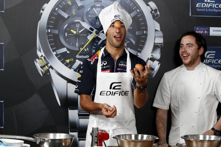 Sein Teamkollege Daniel Ricciardo (li.) macht Späßchen bei einem Sponsorentermin.