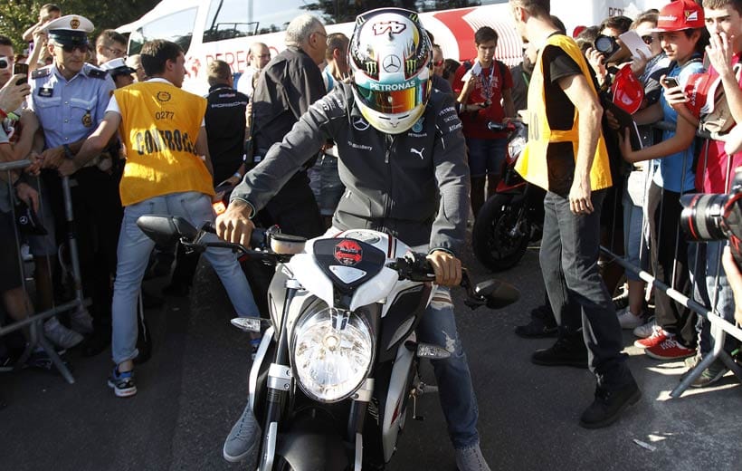 Immer ein cooler Auftritt: Lewis Hamilton kommt mit dem Motorrad zum Autodromo Nazionale di Monza. Seinen Rennhelm trägt er offenbar auch auf der Straße.