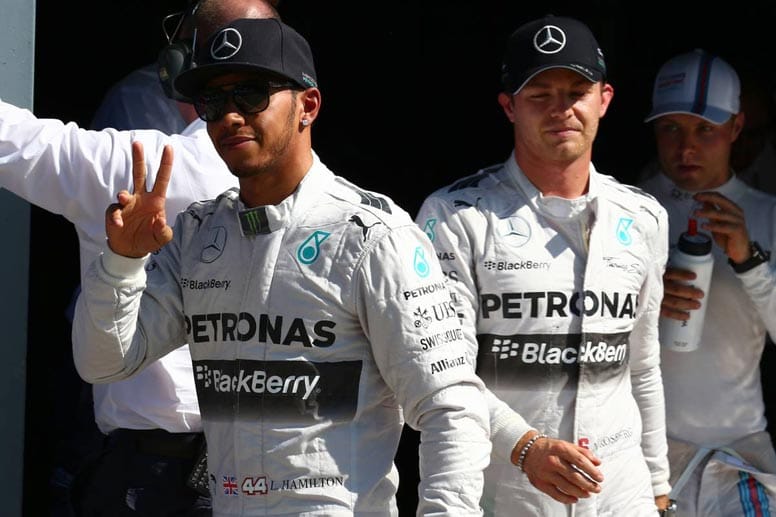 Der Engländer demonstriert im dritten Abschnitt der Qualifikation seine Stärke und gibt sich danach selbstsicher. Rosberg lässt sich den Frust nicht anmerken.