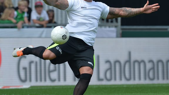 ...Tim Wiese. Der ehemalige Bremer Keeper, der 2005 an die Weser kam, steht im Kasten der Ailton Allstars. Trotz seiner leicht...