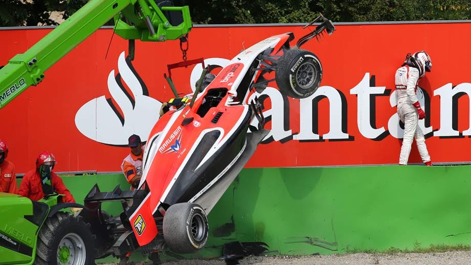 Max Chilton crasht mit seinem Marussia in die Streckenbegrenzung.