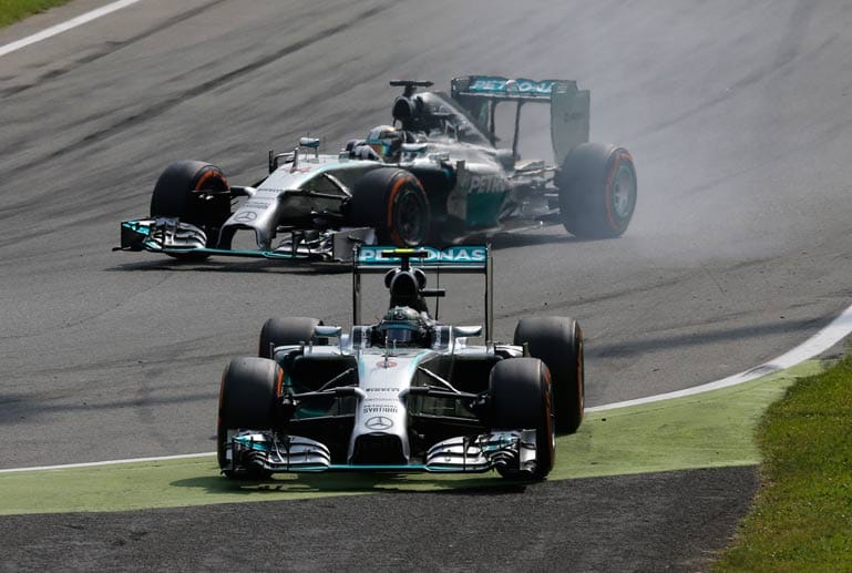 Gerade als Lewis Hamilton (hinten) in Schlagdistanz zu Nico Rosberg kommt, verbremst sich der Deutsche und verliert die Führung.