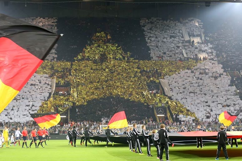 Weltmeisterliche Choreographie: Vor 59.000 Zuschauern im Dortmunder Signal-Iduna-Park startet die deutsche Nationalmannschaft gegen Schottland in die Qualifikation zur EM 2016 in Frankreich. Die DFB-Fans präsentieren sich dabei in weltmeisterlicher Form und glänzen mit einer schicken Choreographie.