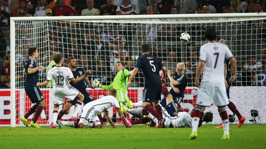 Müllers zweiter Streich: Die Reaktion des Weltmeisters lässt allerdings nicht lang auf sich warten. Nur vier Minuten nach dem 1:1 ist es erneut Müller, der trifft. Mit seinem Doppelpack wird der WM-Torschützenkönig von 2010 zum Matchwinner, denn dieses Mal hält die Führung.