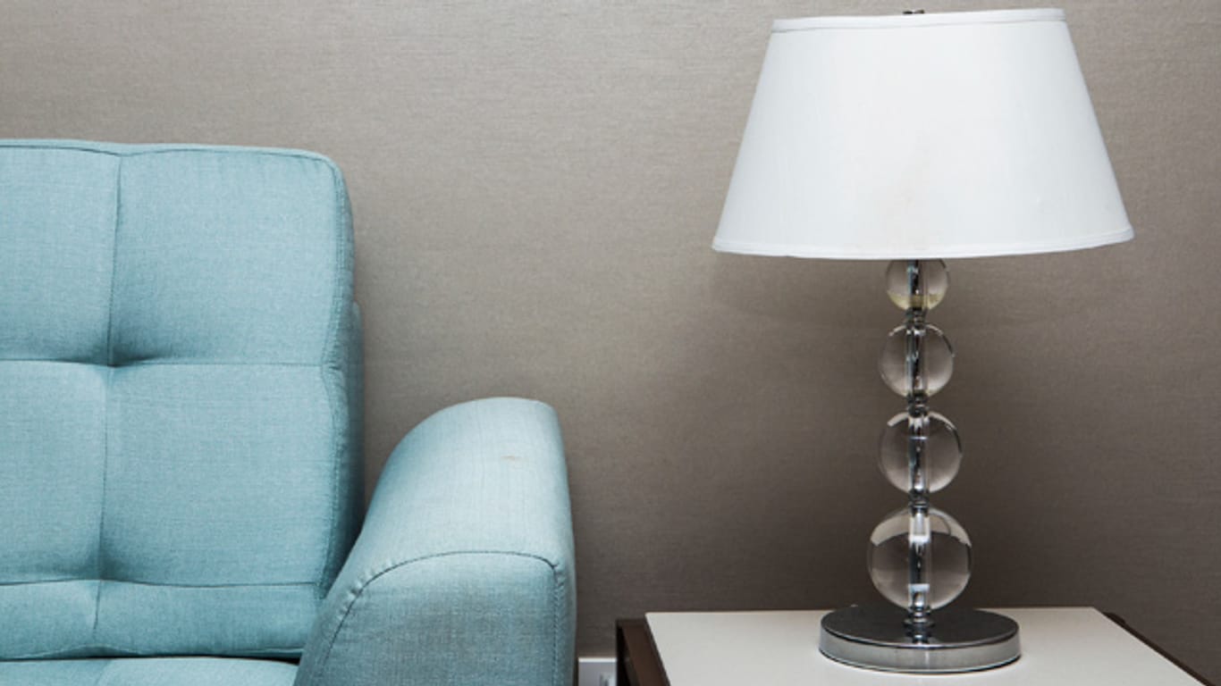 Tisch- und Deckenleuchten ergänzen sich perfekt: Deckenlampen erleuchten den Raum hell, und Tischlampen sorgen für eine gemütlichere Atmosphäre