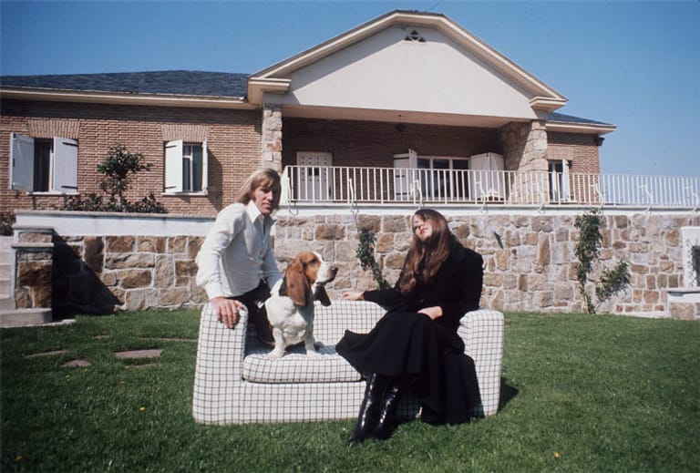 Auch privat fühlt sich der Lebemann sichtlich wohl in der spanischen Hauptstadt. Hier ist er im August 1974 mit seiner damaligen Freundin Hannelore (re.) und Hund Kira vor seiner Villa zu sehen.