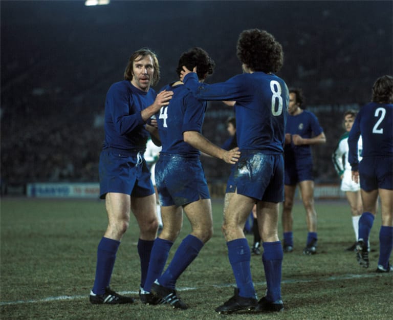 Nach der WM 1974 spielt Netzer (li.) in Madrid mit Paul Breitner (Nummer 8) zusammen. Beide bilden im Mittelfeld ein kongeniales Duo, das das Offensivspiel der Madrilenen entscheidend prägt.