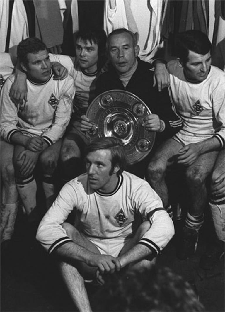 Kapitän Netzer (unten) führt die Borussia 1970 als Kopf der Mannschaft zur ersten deutschen Meisterschaft. 1971 gelingt Borussia Mönchengladbach als erstem Verein in der Geschichte der Bundesliga dann sogar die Titelverteidigung. Während seiner aktiven Zeit gibt er bei Borussia Mönchengladbach die heute noch existierende Stadionzeitung "Fohlenecho" heraus.