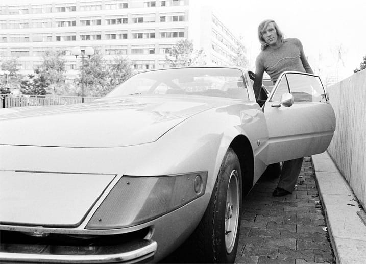 Eine seiner großen Leidenschaften sind exklusive Sportwagen. Hier steigt der Gladbacher 1972 in einen seiner Ferraris ein.