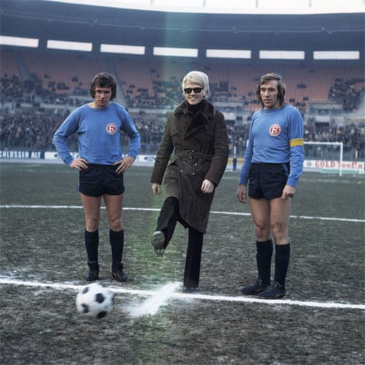 Den Anstoß zum Freundschaftsspiel zwischen einer Kombination von Fortuna Düsseldorf und Borussia Mönchengladbach gegen Ajax Amsterdam führt 1972 Sänger Heino aus. Jupp Heynckes (li.) und Günter Netzer schauen zu.