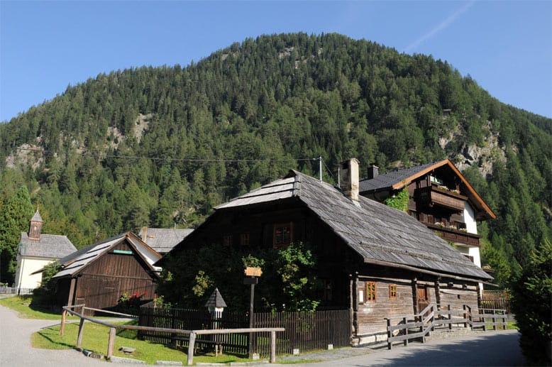 Bislang vergab der Österreichische Alpenverein den Titel Bergsteigerdorf nur innerhalb des eigenen Landes, wie für Mallnitz. Kriterien für das Prädikat sind Ursprünglichkeit und nachhaltiger Tourismus.