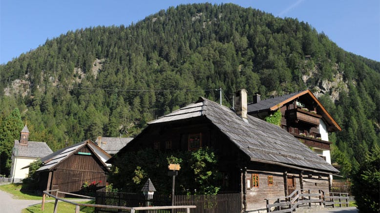 Bislang vergab der Österreichische Alpenverein den Titel Bergsteigerdorf nur innerhalb des eigenen Landes, wie für Mallnitz. Kriterien für das Prädikat sind Ursprünglichkeit und nachhaltiger Tourismus.