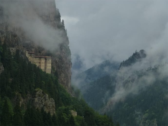 Wie eine uneinnehmbare Trutzburg klebt der fünfstöckige Bau des Klosters an den senkrechten Felswänden auf 1200 Metern Höhe.
