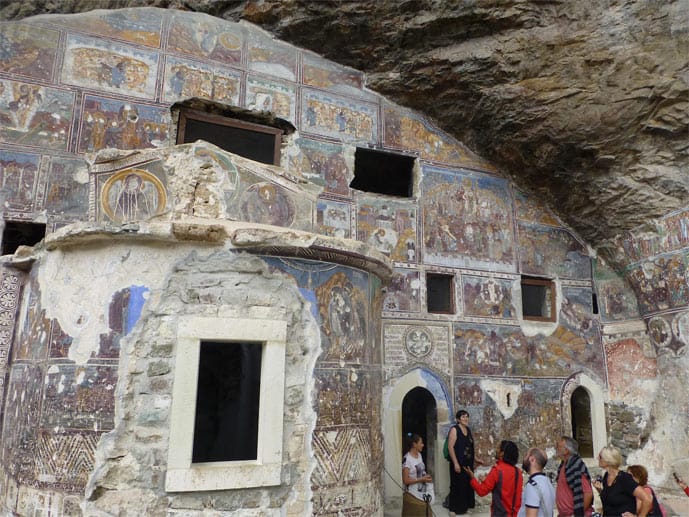 Die Felsenkirche des Klosters zieren unzählige Fresken, leider sind viele in einem schlechten Zustand.