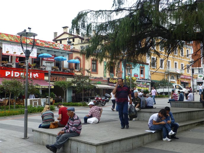 Der Endpunkt der einstigen Karawanenstraße war in Trabzon. Heute ist Trabzon eine moderne Stadt. Man trifft sich zum Tee auf dem weitläufigen Atatürk-Platz im Zentrum.