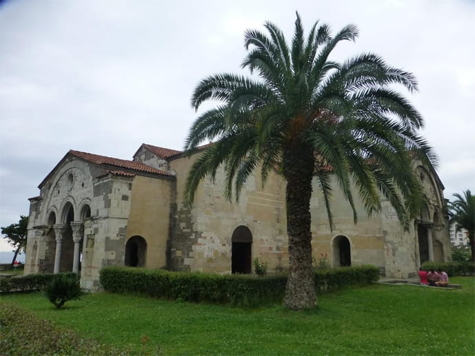 Trabzons bekannteste Attraktion liegt am westlichen Stadtrand. Die im 13. Jahrhundert erbaute griechisch-orthodoxe Kirche Aya Sofia war erst Kirche, dann Moschee - so ging es noch ein paar Mal hin und her. Heute ist sie Moschee und Museum zugleich
