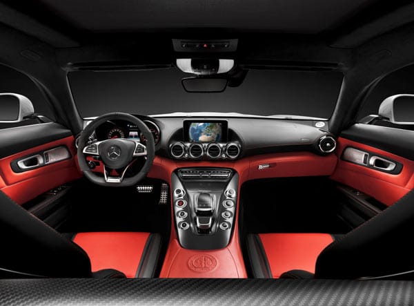 Mit viel Karbon und auf Wunsch auch zweifarbig, wirkt das Interieur des GT solide und sportlich.