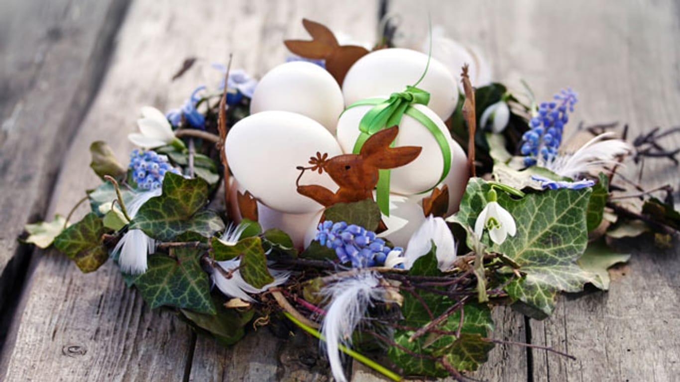 Blumenkranz zu Ostern: Hübsch auch mit Deko-Eiern oder Eierschalen