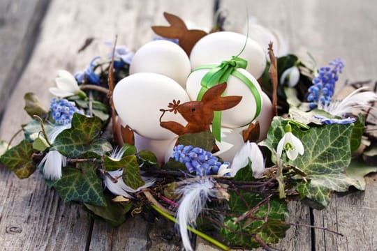 Blumenkranz zu Ostern: Hübsch auch mit Deko-Eiern oder Eierschalen