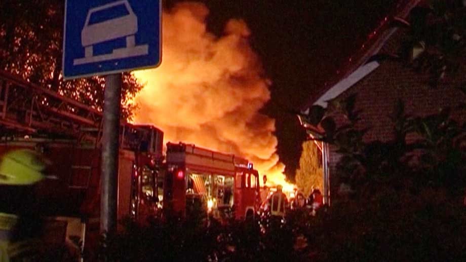 Ein Mann ist in der Fabrik und wird schwer verletzt. Anwohnern müssen ihre Häusern verlassen, bei einigen Gebäuden besteht Einsturzgefahr. Ein Mann ist in der Fabrik und wird schwer verletzt. Anwohnern müssen ihre Häusern verlassen, bei einigen Gebäuden besteht Einsturzgefahr.