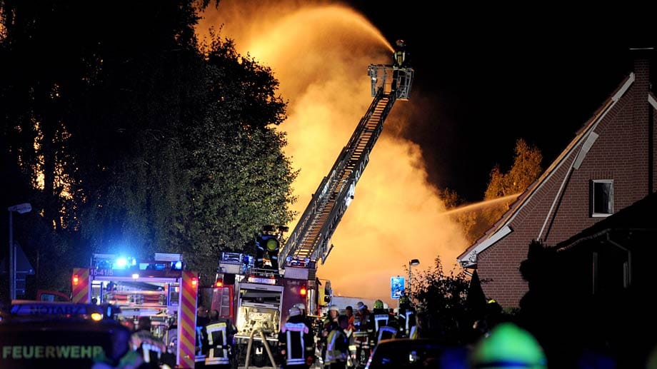 Hunderte Feuerwehrleute sind im Einsatz, um den Großbrand zu löschen und angrenzende Wohnhäuser zu schützen. Hunderte Feuerwehrleute sind im Einsatz, um den Großbrand zu löschen und angrenzende Wohnhäuser zu schützen.