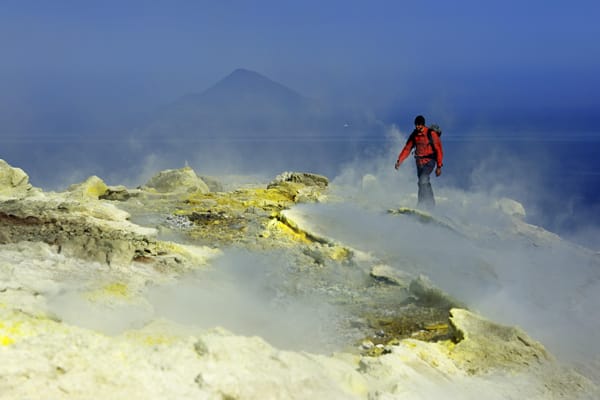 Der Vulkan Stromboli liegt auf der gleichnamigen Liparischen Insel, nordwestlich vom Ätna.