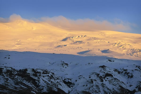 Dabei sieht der Eyjafjallajökull-Vulkan in der Sonne eigentlich recht harmlos aus.