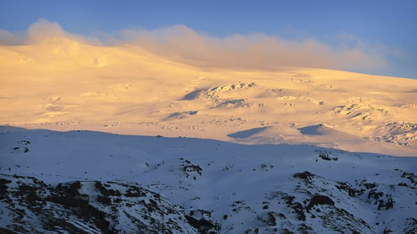 Dabei sieht der Eyjafjallajökull-Vulkan in der Sonne eigentlich recht harmlos aus.