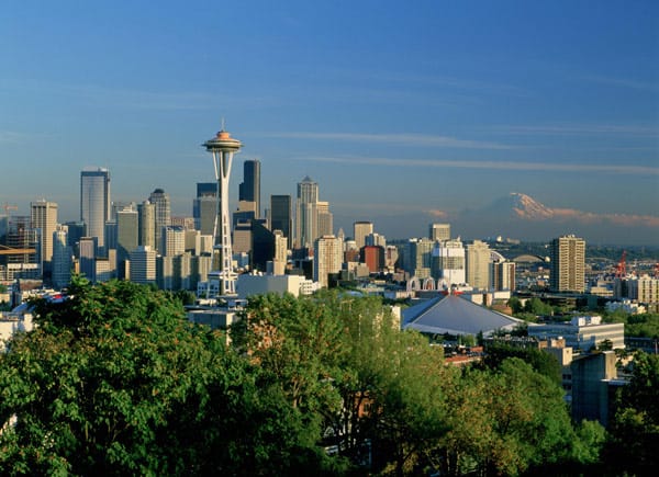 Ein Blick auf die Skyline von Seattle zeigt nicht nur die Großstadt, sondern auch den Vulkan Mount Rainier.