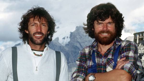 Der Südtiroler Bergsteiger und Direktor der "Alpinschule Südtirol", Hans Kammerlander (l), und der Südtiroler Extrembergsteiger Reinhold Messner stehen im September 1991 während der Expedition "Rund um Südtirol" vor dem Ortler. Damals waren die Haare noch nicht ergraut.